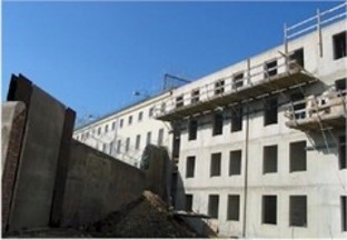 Ein neu erbauter Teil grenzt an Renovierungsarbeiten eines bestehenden Haftgebäudes